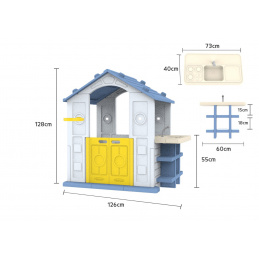 Hiša s košarkarskim igriščem in modro streho